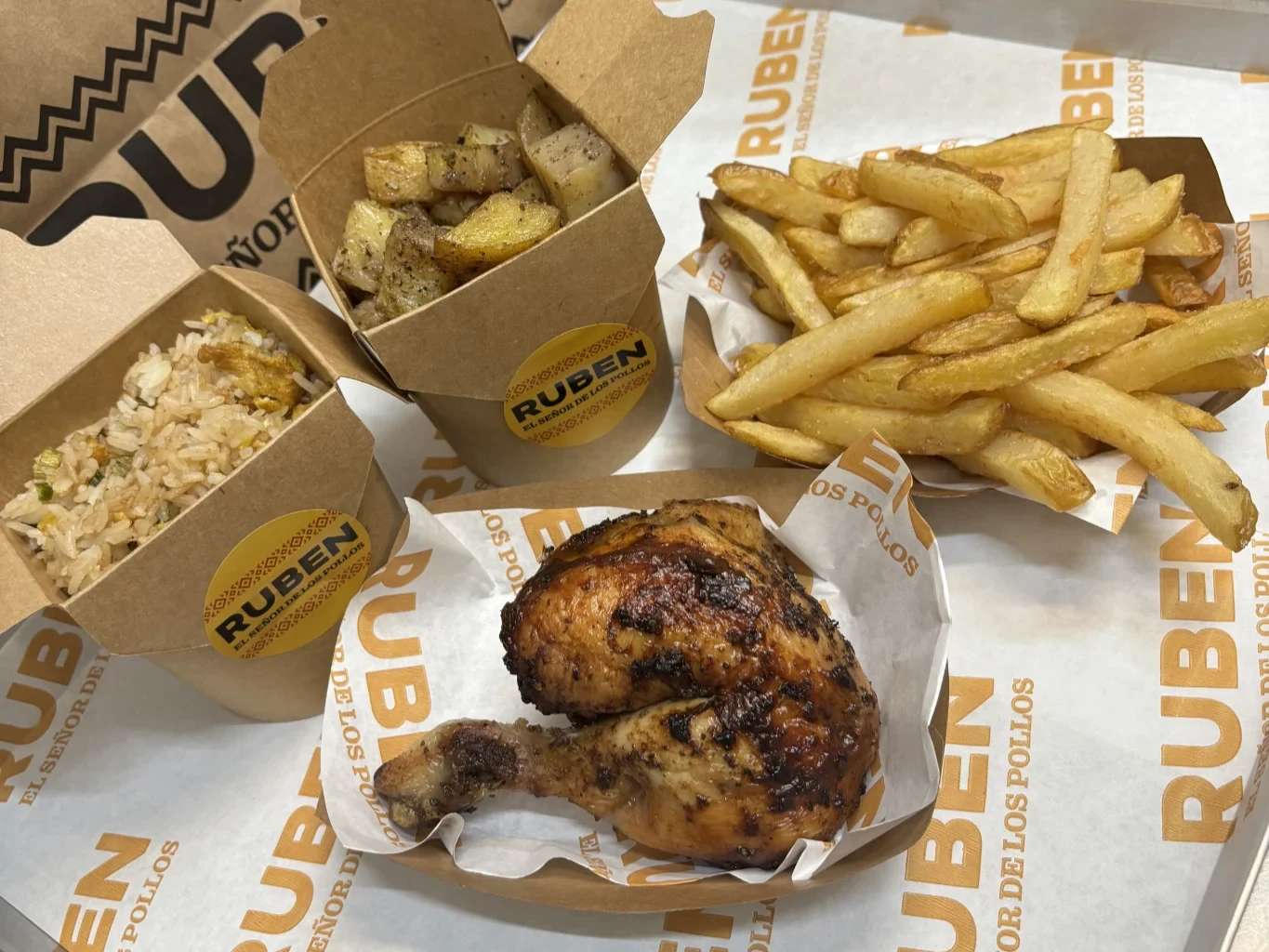 Un quarto di pollo con contorno e confezioni Ruben